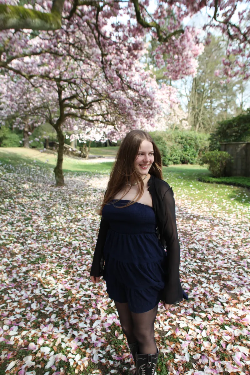 Merle Friede unter blühenden Magnolienbäumen