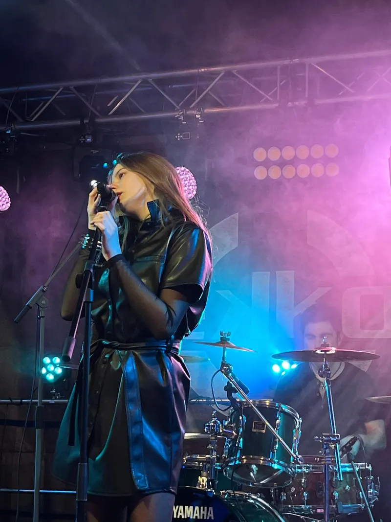 Merle Friede live mit Band, Bühne in blauem und violettem Licht