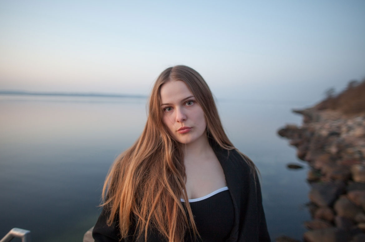 Merle Friede am Meer in der Abenddämmerung